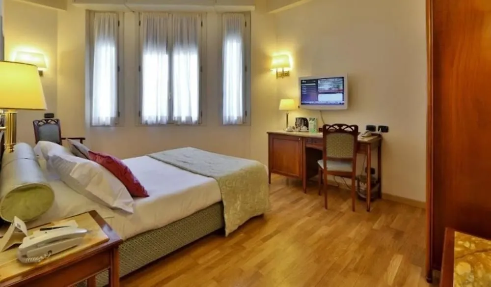 Hotel Continental Genova 4*, ג'נובה